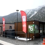 　報道公開された、ミラノ・コルティナ冬季パラリンピックの選手村。コンテナ型の宿泊施設が用いられている＝３日、イタリア・コルティナダンペッツォ（共同）