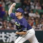 　６回から４番手で登板したヤクルト・奥川＝みずほペイペイドーム