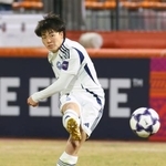 　町田-江原　後半、ＦＫを放つ町田・相馬＝春川（ゲッティ＝共同）