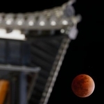　熊本城の上空に見られた皆既月食＝３日午後８時３８分