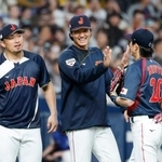 　阪神に勝利し、タッチを交わす（左から）鈴木、大谷、周東＝京セラドーム