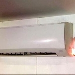 　再現実験で発火したエアコン（ＮＩＴＥ提供）