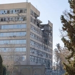 　攻撃により被害を受けたイランの首都テヘランの建物＝３日（ゲッティ＝共同）