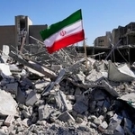 　３日、イランの首都テヘランで、攻撃を受けがれきとなった警察施設に立てられた国旗（ＡＰ＝共同）