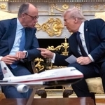 　会談するトランプ米大統領（右）とドイツのメルツ首相＝３日、ホワイトハウス（ＡＰ＝共同）