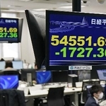　下げ幅が一時１７００円を超えた日経平均株価を示すモニター＝４日午前、東京都港区の外為どっとコム