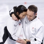 　ミラノ・コルティナ冬季五輪のスピードスケート女子１５００メートルで６位となり、ヨハン・デビット・コーチ（右）と抱き合う高木美帆＝２月、イタリア・ミラノ（共同）