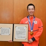 　岡山県の県民栄誉賞を授与され、笑顔を見せるスノーボード男子の木村葵来選手＝４日午前、岡山県庁