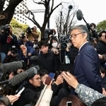 　世界平和統一家庭連合（旧統一教会）の解散命令請求を巡る東京高裁の決定を受け、報道陣に囲まれる教団側の福本修也弁護士＝４日午前、東京・霞が関