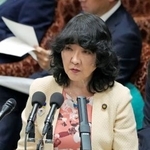 　衆院予算委の省庁別審査で説明する片山財務相＝４日午前