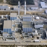 　北陸電力志賀原発の１号機（右）と２号機＝２０２５年１月、石川県志賀町