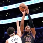 　ペリカンズ戦でシュートを放つレーカーズの八村＝ロサンゼルス（ＡＰ＝共同）