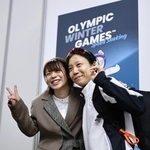 　ミラノ五輪のスピードスケート女子１５００メートルのレースを終え、高木美帆（右）と写真に納まる姉の菜那さん（左）＝２月、ミラノ