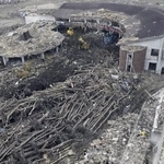 　東日本大震災で児童７４人が犠牲になった宮城県石巻市の大川小の３Ｄ画像から。流木が校庭に山積している。２０１１年３月２３日に共同通信が撮影した航空写真から作成した