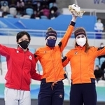 　２０２２年北京五輪のスピードスケート女子１５００メートルの表彰台に上がった（左から）銀メダルの高木美帆、金のイレイン・ブスト、銅のアントワネット・デヨング＝北京