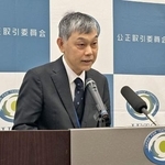 　記者会見する公正取引委員会の岩成博夫事務総長＝４日午後、東京都内