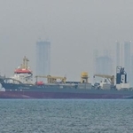 　ホルムズ海峡の混乱によりアラブ首長国連邦（ＵＡＥ）沖で停泊する商船＝２日（ゲッティ＝共同）