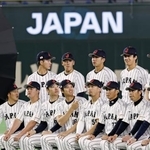 　野球のＷＢＣ開幕を前に、記念撮影に臨む大谷翔平（前列左から４人目）ら日本代表の選手たち＝４日、東京ドーム