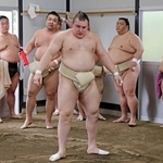 　荒汐部屋で出稽古する安青錦（中央）＝堺市