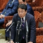 　衆院予算委の省庁別審査で説明する赤沢経産相＝４日午後