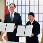 　覚書に署名した茂木外相（右）とカナダのマッケイ駐日大使＝４日午後、外務省