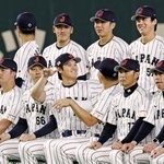 　笑顔で記念撮影に臨むＷＢＣ日本代表の大谷翔平（前列左から３人目）＝４日、東京ドーム