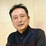 　取材に応じる「日帝強制動員市民の会」の李国彦理事長＝２月、韓国・光州（共同）