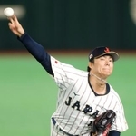 　キャッチボールで調整する山本＝東京ドーム