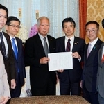 　森衆院議長（中央）に申し入れ文書を手渡した中道改革連合の重徳国対委員長（右から３人目）ら＝４日午後、国会