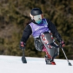 　アルペンスキー滑降の公式練習で滑走する女子座位の村岡桃佳＝コルティナダンペッツォ（共同）