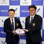 　明大ラグビー部の新監督に昇格する高野彬夫ヘッドコーチ（左）と、退任する神鳥裕之監督＝４日、東京都内
