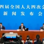 　記者会見する中国の全国人民代表大会の婁勤倹報道官（中央）＝４日、北京の人民大会堂（共同）