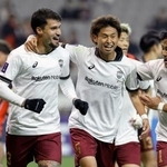 　神戸-ＦＣソウル　前半、先制ゴールを決め、喜ぶ神戸・トゥーレル（左）＝ソウル（ゲッティ＝共同）