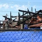 　女性の遺体が見つかった住宅火災現場＝４日午後１時５４分、千葉県茂原市