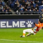 　Ｇ大阪-ラチャブリ　後半、同点ゴールを決めるＧ大阪・名和田（右）＝パナスタ