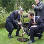 　４日、ロンドン中心部の日本庭園「福島庭園」で、桜の木を植える鈴木浩駐英大使（左）ら（共同）