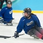 　練習するパラアイスホッケーの福西（右）＝ミラノ（共同）