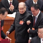 　２０１７年１０月、第１９回中国共産党大会に出席した宋平・元党政治局常務委員（中央）＝北京の人民大会堂（共同）