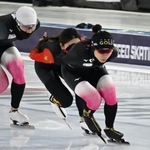 　スピードスケート世界選手権に向け、本番会場で調整する高木美帆（右）＝４日、ヘーレンフェイン（共同）