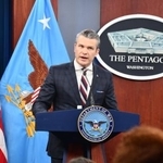 　記者会見するヘグセス米国防長官＝４日、ワシントン近郊（共同）