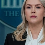 　ホワイトハウスで記者会見するキャロライン・レビット米大統領報道官＝４日、ワシントン（ロイター＝共同）