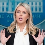 　ホワイトハウスで記者会見するキャロライン・レビット米大統領報道官＝４日、ワシントン（ＡＰ＝共同）