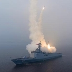 　戦略巡航ミサイルを試射する北朝鮮の駆逐艦＝４日（朝鮮中央通信＝共同）