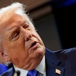 　米連邦最高裁の判決を受け、ホワイトハウスで記者会見するトランプ米大統領＝２月、ワシントン（ロイター＝共同）