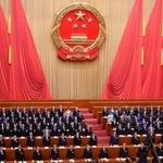 　中国全人代が開幕し、国歌斉唱する代表＝５日、北京の人民大会堂（共同）