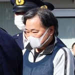 　送検のため千葉県警成田署を出る金山昌秀容疑者＝５日午前