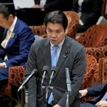 　衆院予算委の省庁別審査で説明する松本文科相＝５日午前