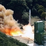 　和歌山県串本町の「スペースポート紀伊」から打ち上げられる小型ロケット「カイロス」３号機＝５日午前１１時１０分（共同通信社ヘリから）
