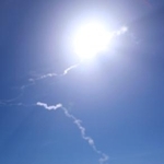 　和歌山県串本町から打ち上げられた小型ロケット「カイロス」３号機が残した白煙。発射後まもなく飛行中断措置が取られた＝５日午前１１時１２分（共同通信社ヘリから）