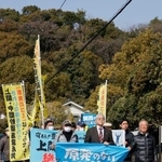 　中国電力が上関原発の建設に必要な海底ボーリング調査の妨害行為禁止を求めた訴訟の判決で、山口地裁岩国支部に向かう住民団体＝５日午前